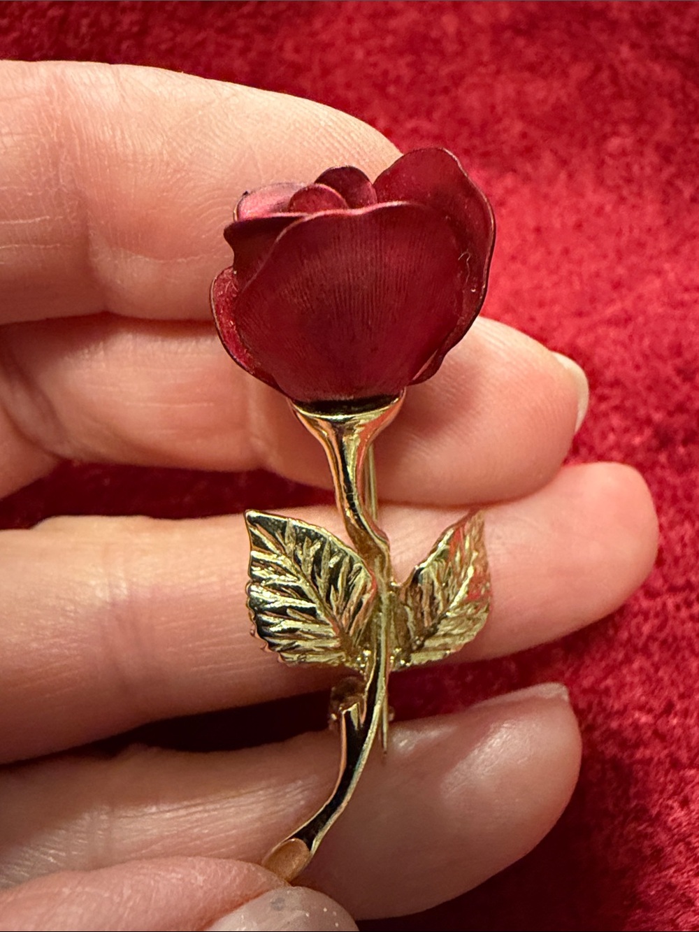 Vintage Gold-Tone Red Rose Brooch Pin - Elegant Floral Jewelry